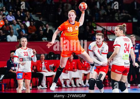 Wien, Österreich. Dezember 2024. WIEN, ÖSTERREICH - 11. DEZEMBER: Dione Housheer of the Netherlands während des EHF Euro 2024 Main Rundenspiels der Frauen in der Wiener Stadthalle am 11. Dezember 2024 in Wien. (Foto von Henk Seppen/Orange Pictures) Credit: Orange Pics BV/Alamy Live News Stockfoto