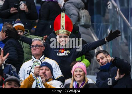 Bergamo, Italien. Dezember 2024. Fans von Real Madrid CF, die während der UEFA Champions League 2024/25-Phase, dem Fußballspiel zwischen Atalanta BC und Real Madrid CF im Gewiss-Stadion, zu sehen waren. Endergebnis; Atalanta 2: 3 Real Madrid. (Foto: Fabrizio Carabelli/SOPA Images/SIPA USA) Credit: SIPA USA/Alamy Live News Stockfoto