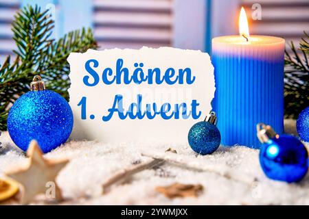 Bayern, Deutschland - 10. Dezember 2024: Ein schöner 1. Adventsgruß neben einer blauen Adventskerze. Grüße zum ersten Advent. FOTOMONTAGE *** schön 1 Adventsgruß neben einer blauen Adventskerze. Gruß zum ersten Advent. FOTOMONTAGE Stockfoto