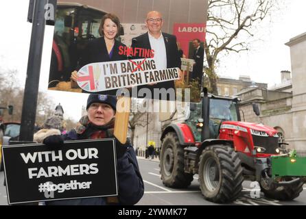 London, Vereinigtes Königreich, 11. Dezember 2024. In einem dramatischen Protest gegen die Auswirkungen des Herbstbudgets auf die Landwirte aus dem ganzen Land, von Exmoor bis Worcestershire und der Isle of Wight, lieferten mehr als 600 Traktoren in Westminster, Zentral-London, und sie alle eine starke Botschaft an die Regierung von Keir Starmer, dass sie diese umstrittene Politik umkehren wollen. Kredit : Monica Wells/Alamy Live News Stockfoto