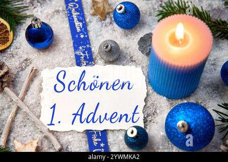 Bayern, Deutschland - 10. Dezember 2024: Ein schöner 1. Adventsgruß neben einer blauen Adventskerze. Grüße zum ersten Advent. FOTOMONTAGE *** schön 1 Adventsgruß neben einer blauen Adventskerze. Gruß zum ersten Advent. FOTOMONTAGE Stockfoto