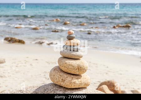 Ein Steinhaufen stapelt sich übereinander, um eine Pyramide in Porto Sa Ruxi, Italien, zu bilden Stockfoto