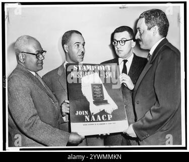 1956 hielten vier der aktivsten Führer der NAACP-Bewegung ein Poster gegen rassistische Vorurteile in Mississippi, von links: Henry L. Moon, Direktor für Öffentlichkeitsarbeit; Roy Wilkins, Exekutivsekretär; Herbert Hill, Arbeitssekretär Thurgood Marshall, Sonderberater. Stockfoto