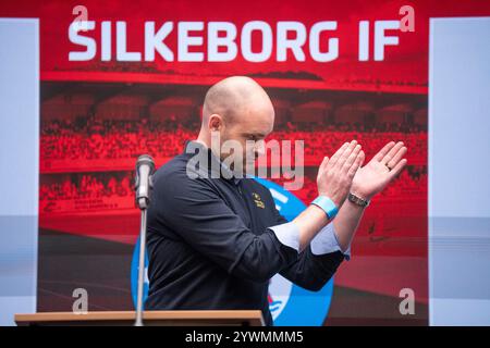 Silkeborg, Dänemark. Dezember 2024. Direktor der Trivela Group, Benjamin Boycott - Silkeborg IF A/S hält am Mittwoch, den 11. Dezember 2024, im JYSK Park in Silkeborg eine außerordentliche Mitgliederversammlung über den Verkauf des Fußballclubs und die Namensänderung ab. (Foto: Bo Amstrup /Ritzau Scanpix) Credit: Ritzau/Alamy Live News Stockfoto