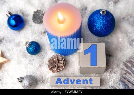 Bayern, Deutschland - 10. Dezember 2024: Blaue Adventskerze mit einem Würfel und der Zahl 1. Symbolisches Bild der ersten Adventszeit. FOTOMONTAGE *** Blaue Adventskerze mit einem Würfel und der Zahl 1. Symbolbild erster Advent. FOTOMONTAGE Stockfoto