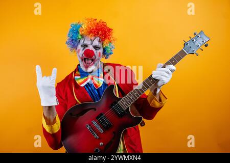Rock 'n' Roll Clown spielt elektrische Gitarre Stockfoto