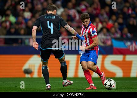 Madrid, Spanien. Dezember 2024. Julian Alvarez aus Atletico de Madrid und Guram Kashia aus SK Slovan Bratislava spielten am 11. Dezember 2024 in Madrid im Riyadh Air Metropolitano Stadium. (Foto: Cesar Cebolla/PRESSINPHOTO) Credit: PRESSINPHOTO SPORTS AGENCY/Alamy Live News Stockfoto