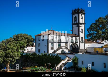 Blick über die städtischen Gärten in Ribeira Grande auf die Insel San Miguel auf den Azoren im Sommer Stockfoto