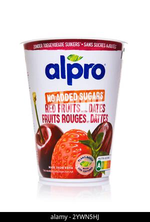 LONDON, UK - 12. DEZEMBER 2024: Alpro ohne Zuckerzusatz Joghurt mit roten Früchten und Datteln auf weißem Hintergrund. Stockfoto