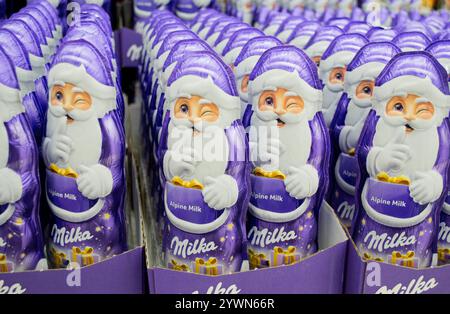 Moskau, Russland, November 2020: Nahaufnahme einer Menge Schokolade, die den Weihnachtsmann Milka in Violett winkelte. Stockfoto