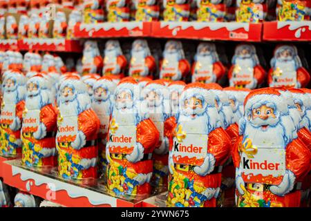 Moskau, Russland, November 2020: Viele Schokoladen-Weihnachtsklauseln von Kinder im knalligen orange-roten Outfit mit Logo. Stockfoto