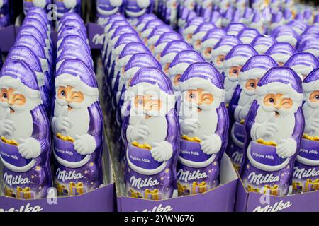 Moskau, Russland, November 2020: Nahaufnahme einer Menge Schokolade, die den Weihnachtsmann Milka in Violett winkelte. Stockfoto