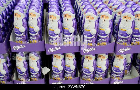 Moskau, Russland, November 2020: Nahaufnahme einer Menge Schokolade, die den Weihnachtsmann Milka in Violett winkelte. Stockfoto