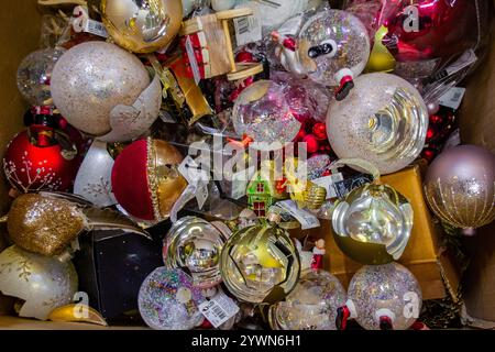 Nahaufnahme eines Stapels zerbrochener Weihnachtsspielzeuge: Glaskugeln in verschiedenen Farben, große Stücke. Das Konzept einer gescheiterten Feier. Stockfoto