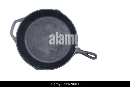 Die robuste Kochgeschirr-Pfanne aus Gusseisen wird für ihre Wärmespeicherung, Haltbarkeit und Fähigkeit geschätzt, hohe Temperaturen über längere Zeit zu halten Stockfoto