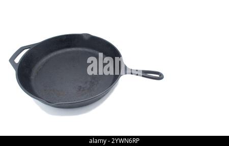 Die robuste Kochgeschirr-Pfanne aus Gusseisen wird für ihre Wärmespeicherung, Haltbarkeit und Fähigkeit geschätzt, hohe Temperaturen über längere Zeit zu halten Stockfoto