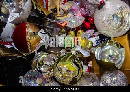 Nahaufnahme eines Stapels zerbrochener Weihnachtsspielzeuge: Glaskugeln in verschiedenen Farben, große Stücke. Das Konzept einer gescheiterten Feier. Stockfoto
