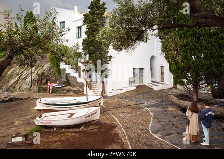 Besucher vor Salvador Dalis Haus in der Bucht von Portlligat, Cadaqués, Katalonien, Spanien Stockfoto