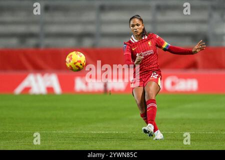 Taylor Hinds of Liverpool geht den Ball während des Women's League Cup - Gruppenphase - Gruppe A Liverpool Women vs Everton Women im St Helens Stadium, St Helens, Vereinigtes Königreich, 11. Dezember 2024 (Foto: Craig Thomas/News Images) Stockfoto