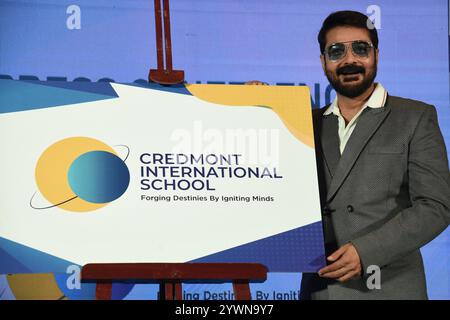 Der indische Schauspieler Prosenjit Chatterjee React gab auf den Medienkonferenzen während der Credmont International School den Eintritt in Kalkutta bekannt und versprach, die Bildungslandschaft der Stadt neu zu definieren. Der weitläufige 3,3 Hektar große Campus liegt in Kalkutta West International City, Howrah und bietet eine erstklassige Lernumgebung mit modernsten Einrichtungen. Was Credmont von anderen CBSE-Schulen unterscheidet, ist die Integration der fortschrittlichen Technologie der künstlichen Intelligenz (KI) in jeden Aspekt des Unterrichts und Lernens. Von KI-basierten Smartboards und interaktiven Klassenzimmern bis hin zu KI-fähigen Laboren – der Stockfoto