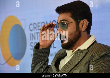 Der indische Schauspieler Prosenjit Chatterjee React gab auf den Medienkonferenzen während der Credmont International School den Eintritt in Kalkutta bekannt und versprach, die Bildungslandschaft der Stadt neu zu definieren. Der weitläufige 3,3 Hektar große Campus liegt in Kalkutta West International City, Howrah und bietet eine erstklassige Lernumgebung mit modernsten Einrichtungen. Was Credmont von anderen CBSE-Schulen unterscheidet, ist die Integration der fortschrittlichen Technologie der künstlichen Intelligenz (KI) in jeden Aspekt des Unterrichts und Lernens. Von KI-basierten Smartboards und interaktiven Klassenzimmern bis hin zu KI-fähigen Laboren – der Stockfoto