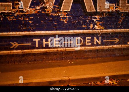 London, Großbritannien. Dezember 2024. Ein Wandbild von Millwall außerhalb des den vor dem Sky Bet Championship Match Millwall vs Sheffield United im den, London, Vereinigtes Königreich, 11. Dezember 2024 (Foto: Izzy Poles/News Images) in London, Vereinigtes Königreich am 12.11.2024. (Foto: Izzy Poles/News Images/SIPA USA) Credit: SIPA USA/Alamy Live News Stockfoto