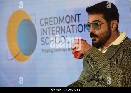 Der indische Schauspieler Prosenjit Chatterjee React gab auf den Medienkonferenzen während der Credmont International School den Eintritt in Kalkutta bekannt und versprach, die Bildungslandschaft der Stadt neu zu definieren. Der weitläufige 3,3 Hektar große Campus liegt in Kalkutta West International City, Howrah und bietet eine erstklassige Lernumgebung mit modernsten Einrichtungen. Was Credmont von anderen CBSE-Schulen unterscheidet, ist die Integration der fortschrittlichen Technologie der künstlichen Intelligenz (KI) in jeden Aspekt des Unterrichts und Lernens. Von KI-basierten Smartboards und interaktiven Klassenzimmern bis hin zu KI-fähigen Laboren – der Stockfoto