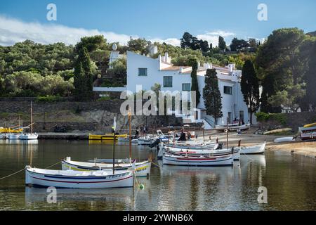 Farbenfrohe Fischerboote vor Salvador Dalí Haus in der Bucht von Portlligat in der Morgensonne, Cadaqués, Katalonien, Spanien Stockfoto