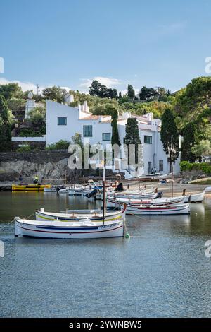 Farbenfrohe Fischerboote vor Salvador Dalí Haus in der Bucht von Portlligat in der Morgensonne, Cadaqués, Katalonien, Spanien Stockfoto