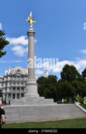 Das First Division Monument befindet sich im President's Park in Washington, D.C. mit dem Eisenhower Executive Office Building im Hintergrund. Stockfoto