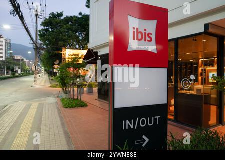 CHIANG Mai, THAILAND - 19. OKTOBER 2023: Blick auf Straßenebene auf das ibis Chiang Mai Nimman Journeyhub. Stockfoto