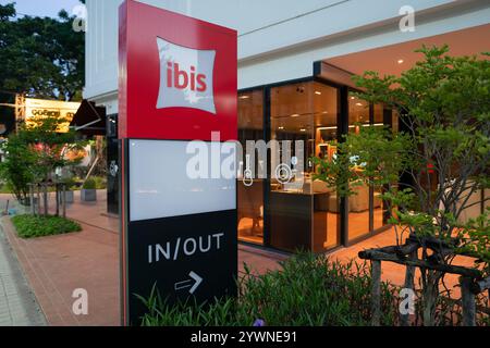 CHIANG Mai, THAILAND - 19. OKTOBER 2023: Blick auf Straßenebene auf das ibis Chiang Mai Nimman Journeyhub. Stockfoto