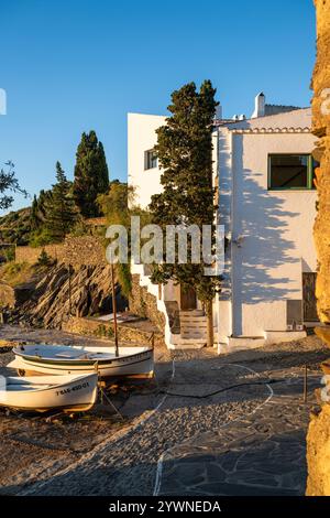 Das ehemalige Haus von Salvador Dalí in der Bucht von Portlligat in der Morgensonne, Cadaqués, Katalonien, Spanien Stockfoto