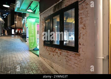 CHIANG Mai, THAILAND - 24. OKTOBER 2023: Eine enge Gasse im Think Park in Chiang Mai bei Nacht. Stockfoto