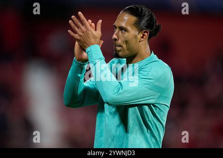Virgil van Dijk vom FC Liverpool bereitet sich vor dem Spiel der UEFA Champions League 2024/25 Phase MD6 zwischen Girona FC und Liverpool FC im Montilivi Stadium am 10. Dezember 2024 in Girona, Spanien auf. Stockfoto