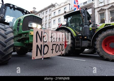 London, Großbritannien. 11. Dezember 2024. Die Bauern protestieren in Westminster zum zweiten Mal gegen die von Kanzlerin Rachel Reeves im Oktober angekündigte Änderung der landwirtschaftlichen Erbschaftssteuer. Der Protest, der von "Save British Farming" und "Fairness for Farmers" organisiert wurde, füllte einen Großteil von Whitehall mit Traktoren, bevor er an den Houses of Parliament vorbeifuhr. Quelle: Ron Fassbender/Alamy Live News Stockfoto