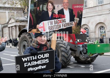 London, Großbritannien. 11. Dezember 2024. Die Bauern protestieren in Westminster zum zweiten Mal gegen die von Kanzlerin Rachel Reeves im Oktober angekündigte Änderung der landwirtschaftlichen Erbschaftssteuer. Der Protest, der von "Save British Farming" und "Fairness for Farmers" organisiert wurde, füllte einen Großteil von Whitehall mit Traktoren, bevor er an den Houses of Parliament vorbeifuhr. Quelle: Ron Fassbender/Alamy Live News Stockfoto