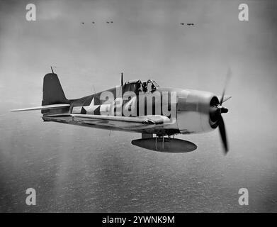 Ein Grumman F6F Hellcat im Flug. Das amerikanische Trägerflugzeug des Zweiten Weltkriegs feierte sein Kampfdebüt im September 1943 und etablierte sich anschließend als robuster, gut konstruierter Trägerflugzeug. In der zweiten Hälfte des Pazifikkrieges wurde sie zum dominierenden Jagdflugzeug der United States Navy. Insgesamt wurden 12.275 in etwas mehr als zwei Jahren gebaut und Hellcats wurde zugeschrieben, insgesamt 5.223 feindliche Flugzeuge zu zerstören, während sie bei der U.S. Navy, dem U.S. Marine Corps und der Royal Navy Fleet Air Arm (FAA) im Einsatz waren. Stockfoto