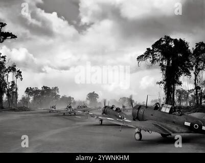 Douglas SBD Dauntlesses der Royal New Zealand Air Force (RNZAF) bereiten sich auf den Start vor. Von 1940 bis 1944 war das Flugzeug der wichtigste Trägerbomber der United States Navy und wurde auch vom United States Marine Corps geflogen, sowohl von Landflugplätzen als auch von Flugzeugträgern. Ein effektives Marineskupierflugzeug und Tauchbomber mit großer Reichweite, guten Handlingeigenschaften, Manövrierbarkeit, starker Bombenlast und großartigen Taucheigenschaften, ist es am besten als der Bomber zu erinnern, der den japanischen Trägern bei der Schlacht von Midway im Juni 1942 die tödlichen Schläge lieferte. Stockfoto