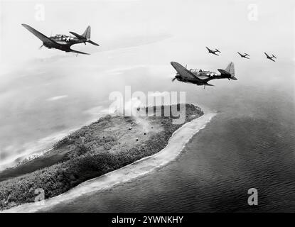 Douglas SBD Dauntlesses von der USS Lexington attackierte japanische Installationen auf dem Param Island Truk Atoll am 29. April 1944. Von 1940 bis 1944 war das Flugzeug der wichtigste Trägerbomber der United States Navy und wurde auch vom United States Marine Corps geflogen, sowohl von Landflugplätzen als auch von Flugzeugträgern. Ein effektives Marineskupierflugzeug und Tauchbomber mit großer Reichweite, guten Handhabungseigenschaften, Manövrierbarkeit, starker Bombenlast und großartigen Taucheigenschaften. Stockfoto