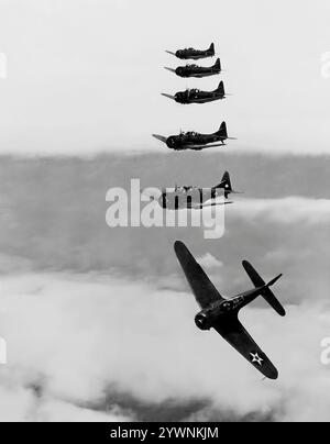 Eine Formation von Douglas SBD Dauntlesses. Von 1940 bis 1944 war das Flugzeug der wichtigste Trägerbomber der United States Navy und wurde auch vom United States Marine Corps geflogen, sowohl von Landflugplätzen als auch von Flugzeugträgern. Ein effektives Marineskupierflugzeug und Tauchbomber mit großer Reichweite, guten Handlingeigenschaften, Manövrierbarkeit, starker Bombenlast und großartigen Taucheigenschaften, ist es am besten als der Bomber zu erinnern, der den japanischen Trägern bei der Schlacht von Midway im Juni 1942 die tödlichen Schläge lieferte. Stockfoto