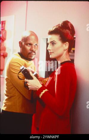 5. Dezember 2024, Hollywood, Kalifornien, USA: ERSCHEINUNGSDATUM: 1994 TITEL: Deep Space Nine STUDIO: Paramount Pictures PLOT: Spielt im 24. Jahrhundert, als die Erde Teil einer United Federation of Planets ist, konzentriert sich ihre Erzählung auf die gleichnamige Raumstation Deep Space Nine, die sich neben einem Wurmloch befindet, das Föderationsgebiet mit dem Gamma-Quadranten auf der anderen Seite der Milchstraße verbindet. HAUPTROLLE: Avery Brooks, Terry Farrell (Credit Image: © Entertainment Pictures via ZUMA Press) NUR REDAKTIONELLE VERWENDUNG! Nicht für kommerzielle ZWECKE! Stockfoto