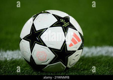 Offizieller Ball während des UEFA Champions League 2024/25 Phase MD6 Spiels zwischen Girona FC und Liverpool FC im Montilivi Stadium am 10. Dezember 2024 in Girona, Spanien. Stockfoto