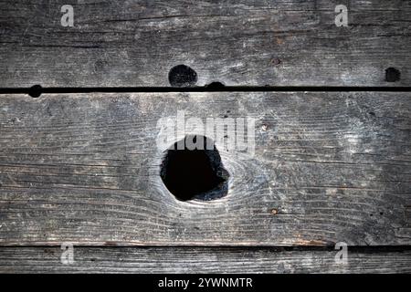Risse, strukturierter Boden. Hintergrund der alten Holzstruktur. Draufsicht, oben. Horizontales Foto. Hintergrundbild. Keine Menschen, niemand. Kopierbereich. Stockfoto