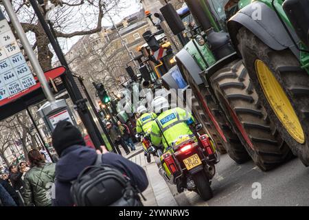 Westminster, London, Großbritannien. Dezember 2024. Britische Bauern protestieren in ihren Traktoren vor der offiziellen Residenz des britischen Premierministers in Zentral-London. Dort stellen die Regierungen die Änderungen der Erbschaftssteuer für Landwirte in Frage. Die Proteste sagen, dass die Steuer verheerende Auswirkungen auf die Landwirtschaft und die Nahrungsmittelproduktion haben wird. Kredit: Lactualité Paris 24h/Alamy Live News Stockfoto