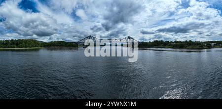 Luftaufnahme der Connel Bridge in der Nähe von Oban, Schottland. Die Connel Bridge ist eine freitragende Brücke, die Loch Etive bei Connel in Schottland überspannt. Stockfoto