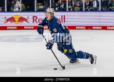 Emil Johansson (EHC Red Bull Muenchen, #57). GER, EHC Red Bull Muenchen vs. Straubing Tigers, Eishockey, DEL, 27. Spieltag, Saison 2024/2025, 10.12.2024. Foto: Eibner-Pressefoto/Heike Feiner Stockfoto