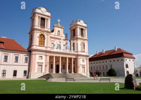 FURTH, ÖSTERREICH - 30. JULI 2021: Zwei Türme des Klosters Gottweig, Benediktinerkloster bei Krems in Niederösterreich Stockfoto