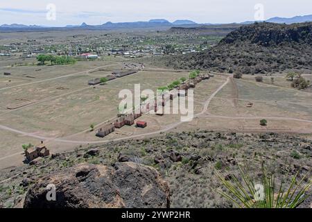 Eine Reihe von Gebäuden aus dem 19. Jahrhundert der Fort Davis National Historic Site auf dem Canyon-Boden, von den North Ridge Klippen aus gesehen Stockfoto