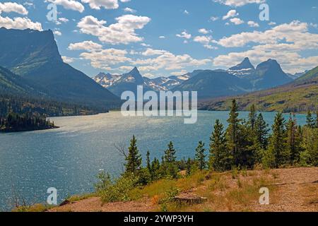 Panoramablick auf die Alpen am späten Nachmittag im Glacier National Park in Montana Stockfoto